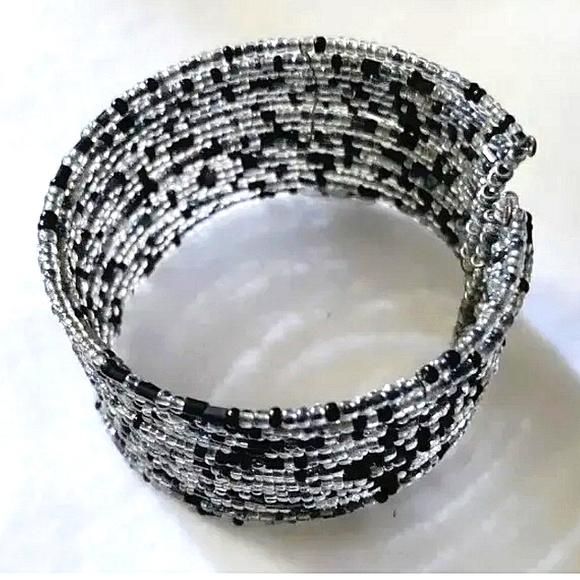 NEW Silver & Black Seed Bead Memory Wire Cuff Bracelet. Approx. 1.5" inch Wide. - Picture 4 of 6